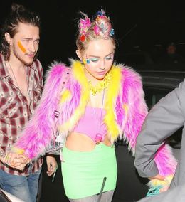 自身の誕生日パーティでトップレスになったマイリー