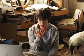 泉新一役を演じる染谷将太。新一の頼りない雰囲気を醸し出す