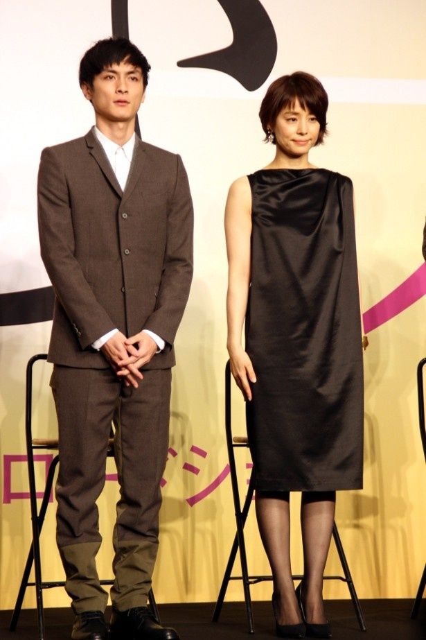 石田ゆり子は黒のシックなワンピースで美脚を披露