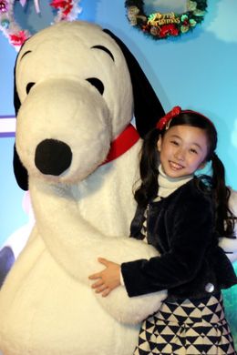 スヌーピーにハグされて感激した本田望結