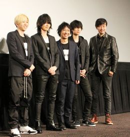 スペシャルトークショーに登場したBUMP OF CHICKEN（左から直井由文、藤原基央、升秀夫、増川弘明）と山崎貴監督