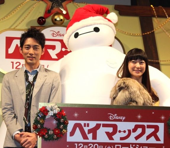 菅野美穂＆小泉孝太郎、クリスマスの予定は？ベイマックスがお悩み診断！