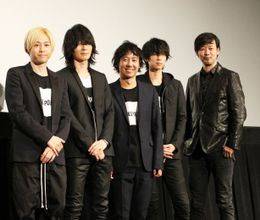 トークイベントに登壇したBUMP OF CHICKEN(左から直井由文、藤原基央、升秀夫、増川弘明)と山崎貴監督