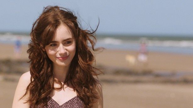 【写真を見る】愛らしいふわふわロング！劇中のリリー・コリンズがキュート！