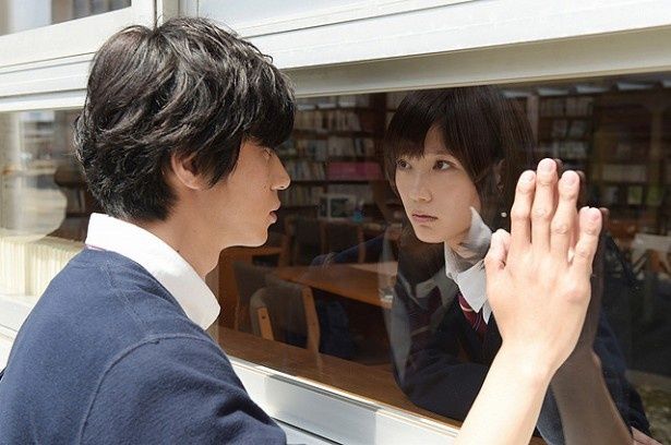 【写真を見る】ガラス越しに手を重ねる『アオハライド』の名シーン。本田翼も印象的なシーンだとか