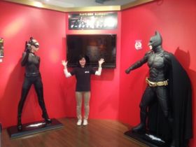 バットマン＆キャットウーマン等身大フィギュアはいずれも高さ196cm