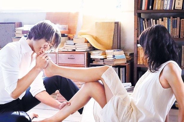 海江田醇(豊川悦司)がつぐみ(榮倉奈々)の足先にキス！大胆な仕草にドキドキものだ