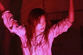 謎の女・リンを演じる深田恭子。敵に捕らえられ、ムチでめった打ちにされ窮地に！