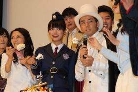 ピース綾部、サプライズの誕生日祝いに大喜び