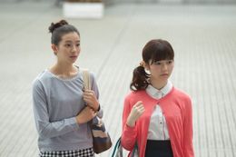 島崎遥香演じる沙羅と足立梨花演じる香織