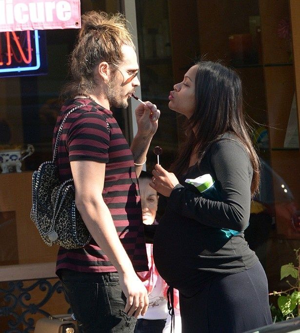 【写真を見る】ゾーイは昨年6月、交際わずか1か月で電撃結婚