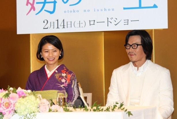 【写真を見る】榮倉奈々と豊川悦司が結婚会見!?金屏風の前に並んだ