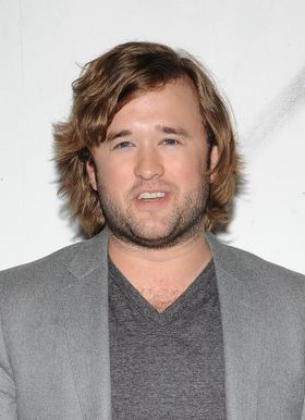 金髪美女とデートしている姿をパパラッチされたハーレイ・ジョエル・オスメント