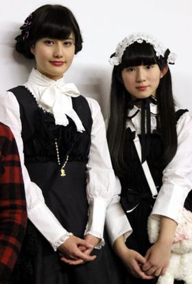 橋本愛と蒼波純がゴスロリファッションで登場
