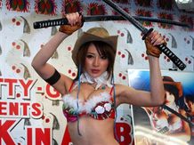 日本刀を両手に携えセクシー・ポーズを披露する手島優