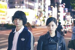 互いに理想を追い求めるが故にすれ違うカップルを演じる染谷将太と前田敦子（左から）