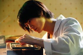 三浦春馬が時計修理士の良役に。白衣姿が良く似合う！