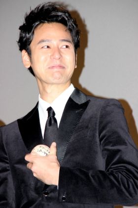 感極まって男泣きする妻夫木聡