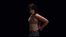 ヨハンソンが地球外生命体という役どころで初ヌードに挑んだ(『アンダー・ザ・スキン 種の捕食』)