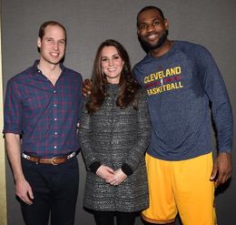 問題のキャサリン妃タッチの瞬間！