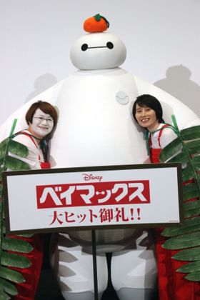 鏡餅仕様のベイマックスとハリセンボン