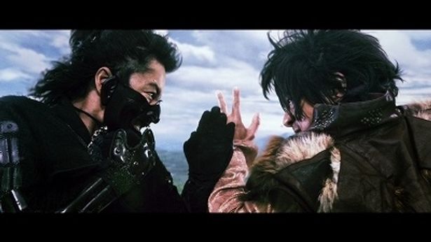 五右衛門(右)vs.才蔵、迫力のアクション
