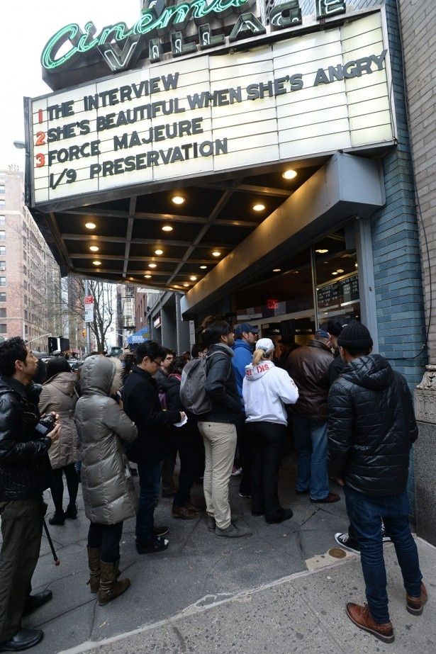 『The Interview(原題)』を見るため劇場を訪れた人々