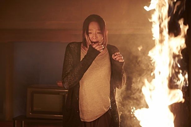 ドクの家が火事になり、彼女は母を亡くしてしまう