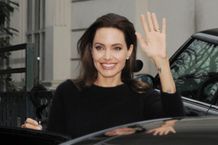 監督作『Unbroken(原題)』がバチカンで上映され、ローマ法王に謁見したアンジー