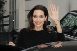 監督作『Unbroken(原題)』がバチカンで上映され、ローマ法王に謁見したアンジー