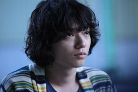 「贖罪の奏鳴曲」で足の不自由な幹也役を演じる染谷将太。近寄りがたいオーラが漂う