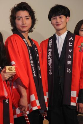 『映画ST赤と白の捜査ファイル』の初日舞台挨拶に登壇した藤原竜也と岡田将生