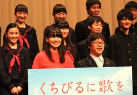 新垣結衣、絆を育んだ生徒たちと再会！