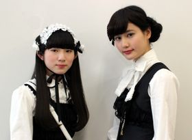 橋本愛と蒼波純がゴスロリファッションでインタビュー
