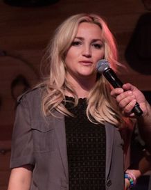 カフェで包丁を振り回しているビデオが流出したジェイミー・リン・スピアーズ