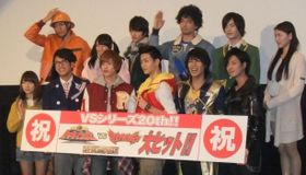 「烈車戦隊トッキュウジャーVSキョウリュウジャー THE MOVIE」の初日舞台あいさつに臨む出演者たち