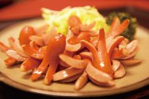 「深夜食堂」ファンにはおなじみ！タコの形で炒めた赤いウインナー