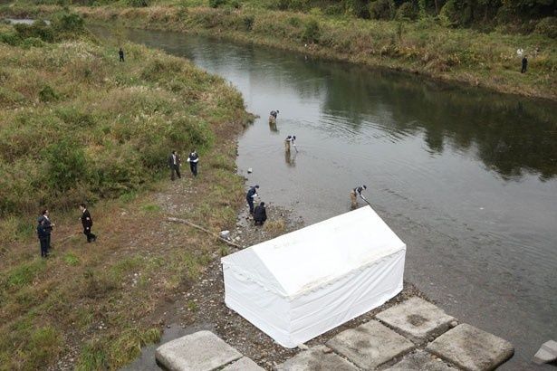 川べりで、とある男の水死体が発見される