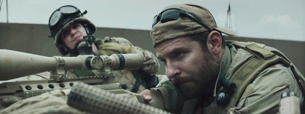 米軍史上最強と謳われた伝説のスナイパー、クリス・カイルを演じるのはブラッドリー・クーパー