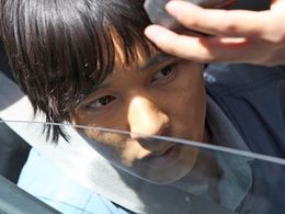 憂いを秘めた表情を見せるウォンビン