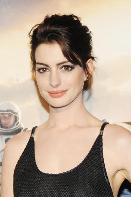 アマル・クルーニーに似ていると言われご満悦のアン・ハサウェイ