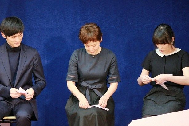 会見の最後にはキャスト全員が祈りを込めて千羽鶴を折った