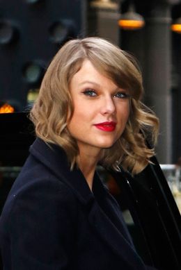 今までおへそを守ってきたテイラーがついにおへそを解禁！