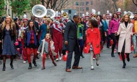 豪華スターの共演で人気ミュージカルを映画化した『ANNIE アニー』