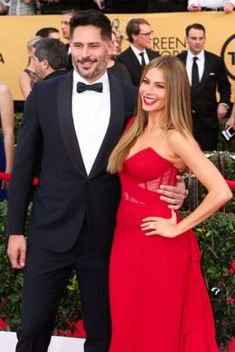 正式に婚約を発表したソフィア・ベルガラとジョー・マンガニエロ