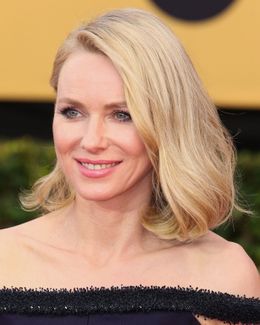 晴れの舞台でエマ・ストーンのドレスにつまずいたナオミ・ワッツ