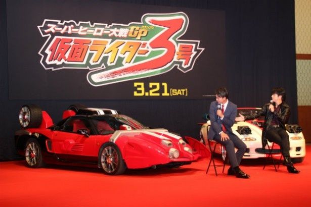 仮面ライダードライブの愛車・トライドロンと、仮面ライダー3号のトライサイクロンも登場