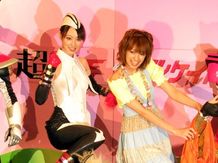 “オシリーナ”こと秋山莉奈(左)と“アッキーナ”こと南明奈(右)