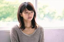 仕事を辞め、東京から田舎の祖母の家へ引っ越したつぐみ(榮倉奈々)