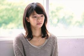 仕事を辞め、東京から田舎の祖母の家へ引っ越したつぐみ(榮倉奈々)